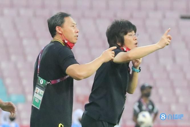 国产桃子趴着打光屁股sp抽打